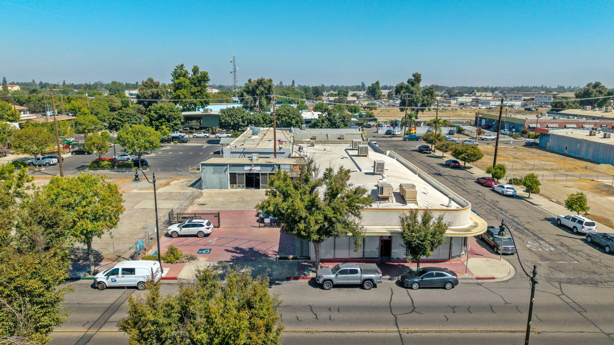 620 E Main St, Visalia, CA 93292