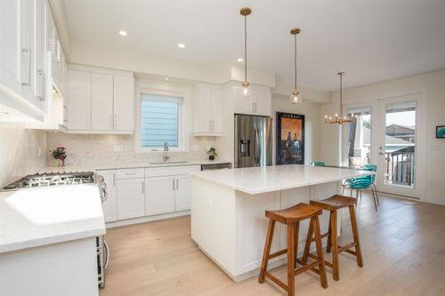 341 E 13th St, North Vancouver, BC, V7L2L8 | Card Image