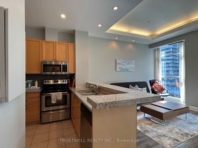 909 - 8 Wellesley St E, Condo with 1 bedrooms, 1 bathrooms and 1 parking in Toronto ON | Image 2