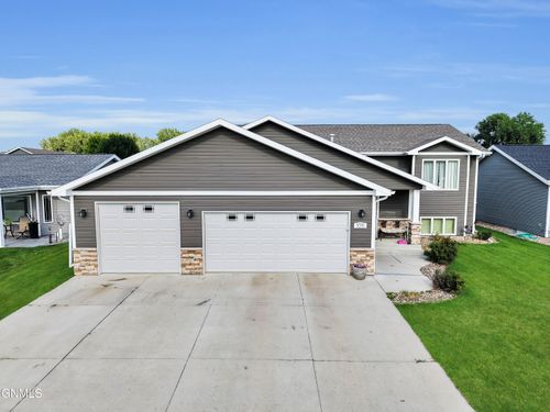 105 Marietta Dr, Bismarck, ND, 58504-7242 | Card Image