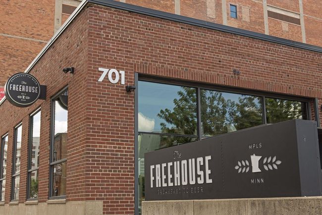 Just a short distance to enjoy breakfast, lunch, dinner or happy hour! | Image 27