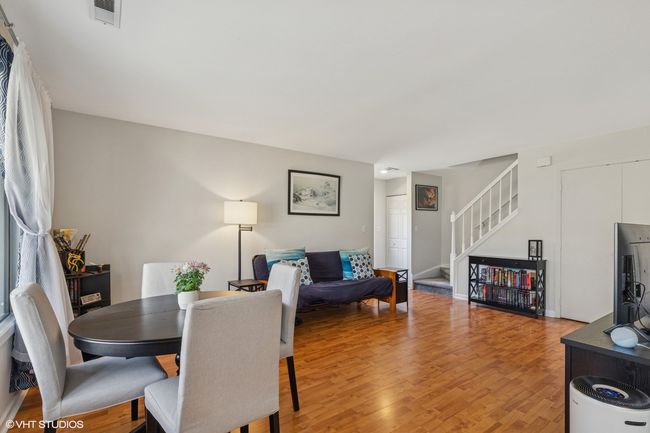 302 Taylor Ct, Condo with 3 bedrooms, 2 bathrooms and 1 parking in Vernon Hills IL | Image 5