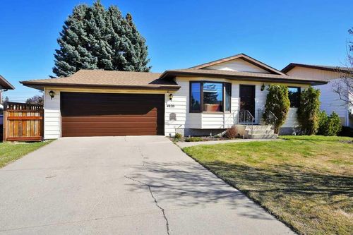 4820 44 Street, Home with 2 bedrooms, 2 bathrooms and 2 parking in Innisfail AB | Card Image