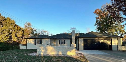 700 Gillespie Dr, Manhattan, KS, 66502-3292 | Card Image