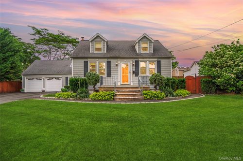 19 Roy Ave, West Islip, NY, 11795-1315 | Card Image