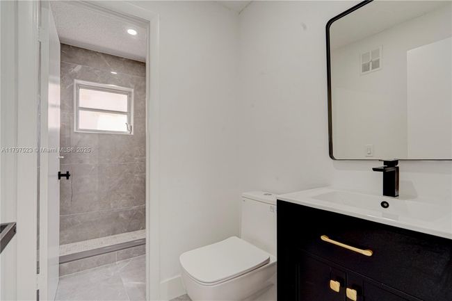 APT-220 - 6095 W 19 Th Ave, Condo with 2 bedrooms, 2 bathrooms and null parking in Hialeah FL | Image 25