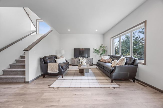 living room-photo from previous model | Image 12