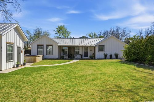903 Front St, Comfort, TX, 78013-2626 | Card Image