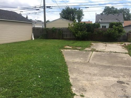 28042 Maple St, Roseville, MI, 48066-2430 | Card Image