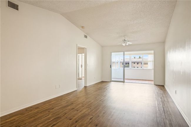 APT-204 - 540 Grove Isle Cir, House attached with 2 bedrooms, 2 bathrooms and null parking in Vero Beach FL | Image 4