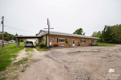 305 6th St, Wakefield, KS, 67487-5403 | Card Image