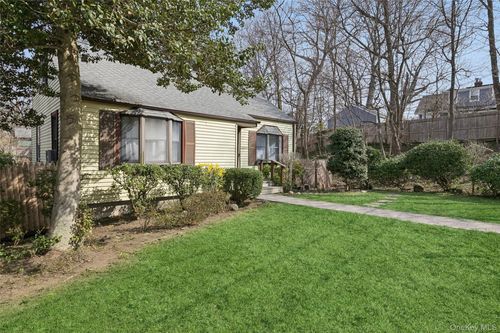 7 Hazelwood Pl, Huntington, NY, 11743-4227 | Card Image