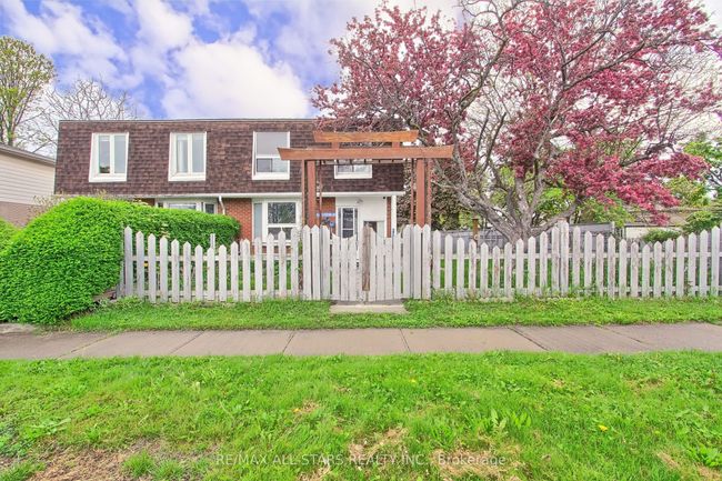 48 Archdekin Dr, House attached with 5 bedrooms, 3 bathrooms and 4 parking in Brampton ON | Image 4