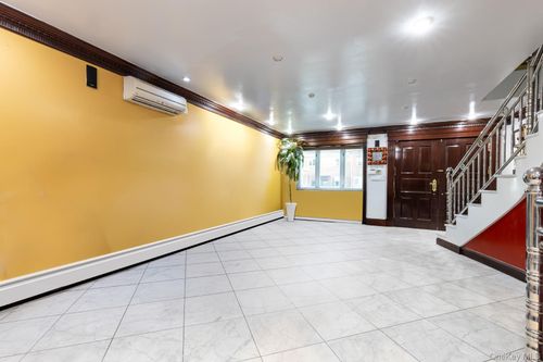 2042 26th St, Astoria, NY, 11105-2916 | Card Image