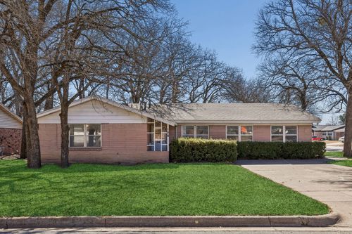 100 Oakhurst Dr, Hurst, TX, 76053-4026 | Card Image