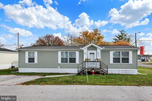 225 Brick Ln, New Oxford, PA, 17350-9052 | Card Image