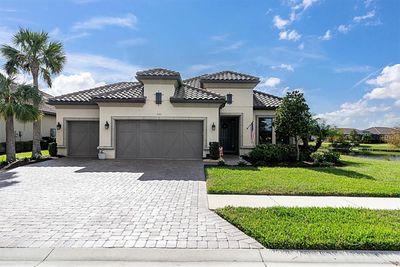 STUNNING CURB APPEAL | Image 2