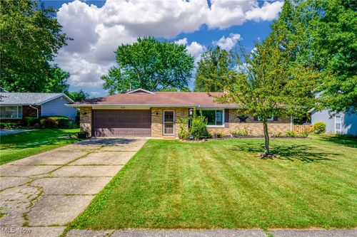 7454 S Cricket Ln, Seven Hills, OH, 44131-5124 | Card Image
