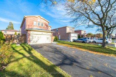 36 Smye Crt, House other with 4 bedrooms, 4 bathrooms and 6 parking in Brampton ON | Image 2