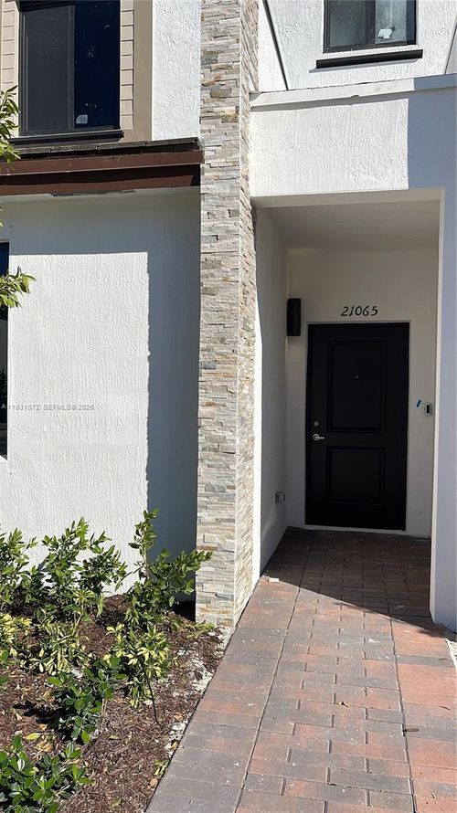 0-21065 Ne 8th Ave, Miami, FL, 33179-1377 | Card Image