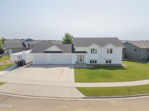 5004 39th Avenue Nw, Mandan, ND, 58554 | Card Image