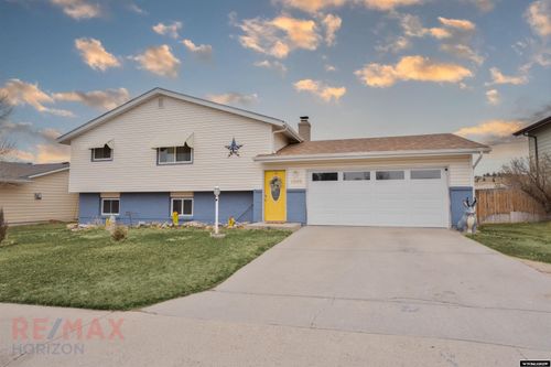 1242 Frontier Dr, Douglas, WY, 82633-2722 | Card Image