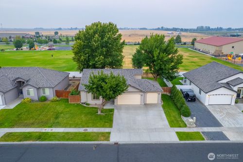 211 E Inglewood Dr, Moses Lake, WA, 98837-2583 | Card Image