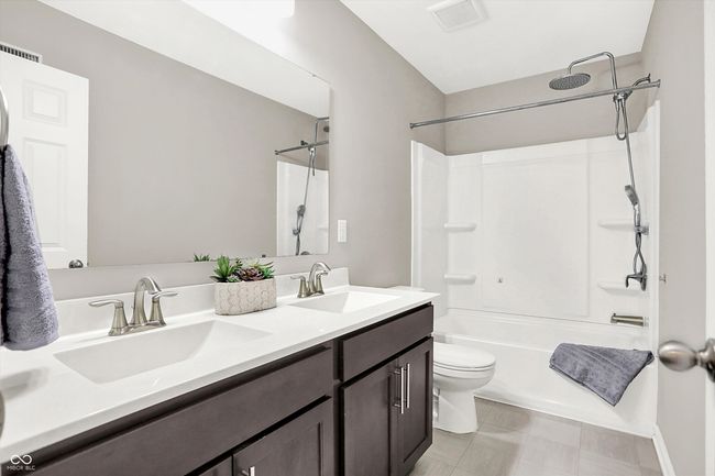 UPSTAIRS GUEST BATH | Image 46