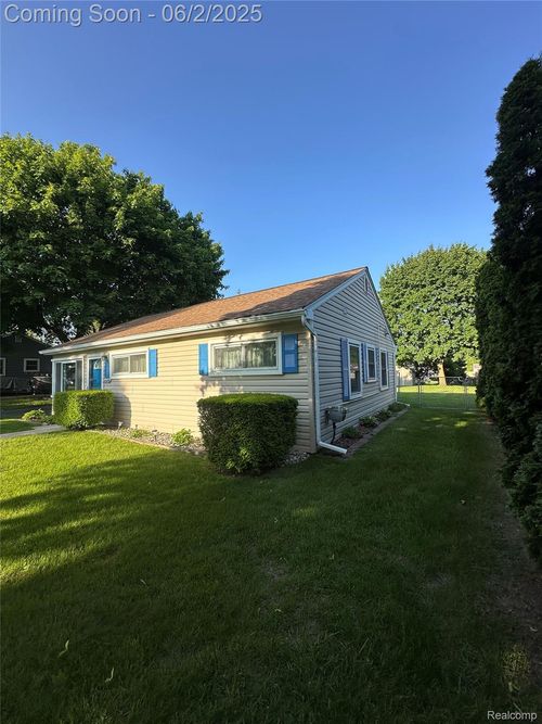 2068 Kohler St, Waterford, MI, 48329-3746 | Card Image