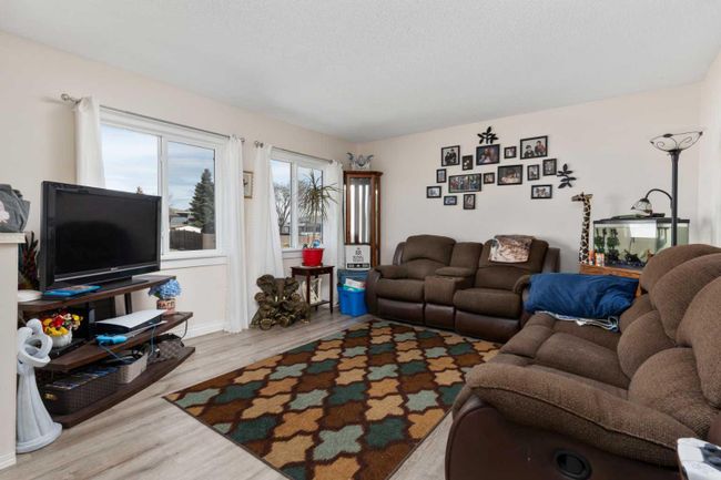 7107 43 Avenue, Home with 4 bedrooms, 2 bathrooms and 2 parking in Camrose AB | Image 6