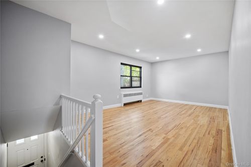 137a2-73-25 220th St, Oakland Gardens, NY, 11364-3037 | Card Image