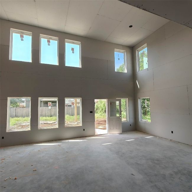 Empty room with a high ceiling | Image 9