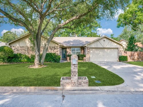 2121 Northglen Dr, Hurst, TX, 76054-3049 | Card Image
