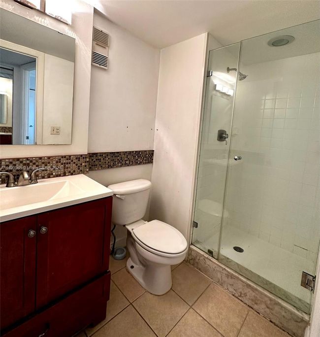 APT-5N - 480 Executive Center Dr, Condo with 2 bedrooms, 2 bathrooms and null parking in West Palm Beach FL | Image 9