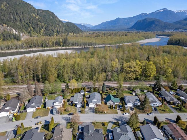 1050 Edgewater Crescent, House other with 3 bedrooms, 2 bathrooms and 6 parking in Squamish BC | Image 38