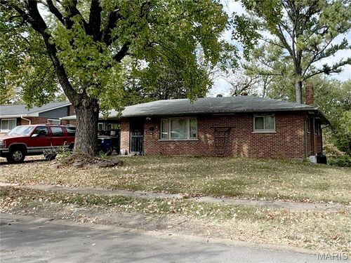 8445 Hawkesbury Dr, Saint Louis, MO, 63121-1006 | Card Image