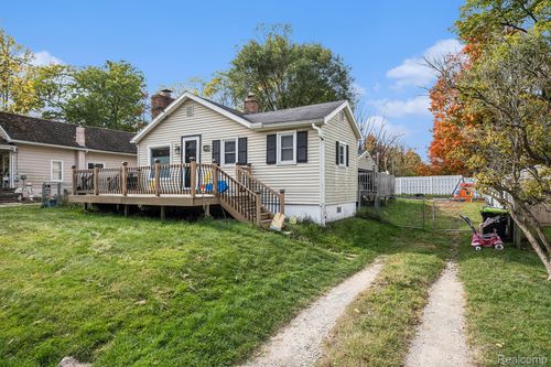 845 East St, Fenton, MI, 48430-1517 | Card Image