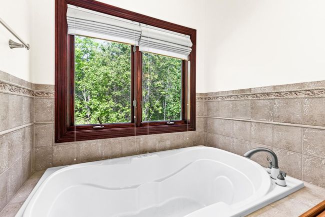 Large soaking tub and... | Image 19
