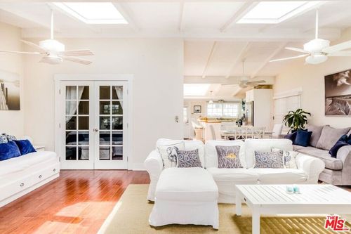2323 Grand Canal, Venice, CA, 90291-4572 | Card Image