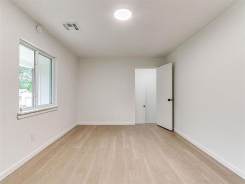 911 Crabtree Cv, Midwest City, OK, 73110-7242 | Card Image