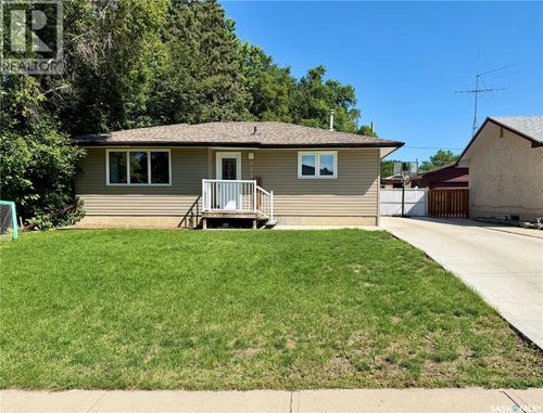 1110 Hastings St, Moose Jaw, SK, S6H5R9 | Card Image