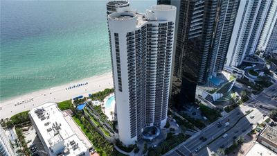 706 - 17201 Collins Ave, Condo with 2 bedrooms, 2 bathrooms and null parking in Sunny Isles Beach FL | Image 3