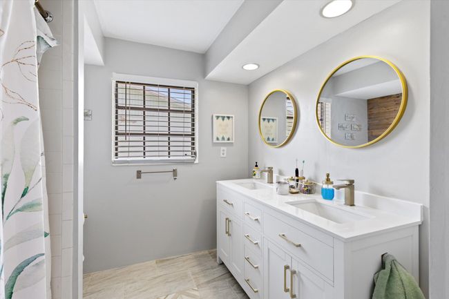 Bathroom 1 | Image 22