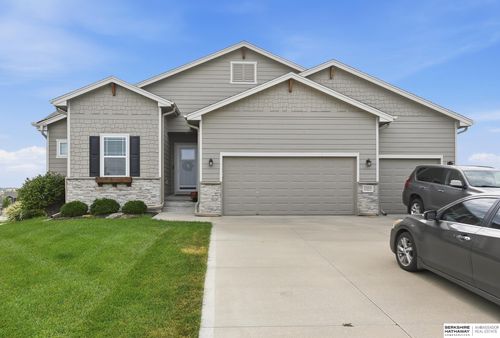 11031 Cove Hollow Cir, Papillion, NE, 68046-5846 | Card Image