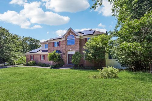4 Penn Ct, Setauket, NY, 11733-1042 | Card Image