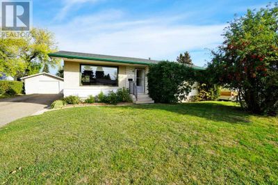 5648 55 Ave, House other with 5 bedrooms, 2 bathrooms and 4 parking in Lacombe AB | Image 3