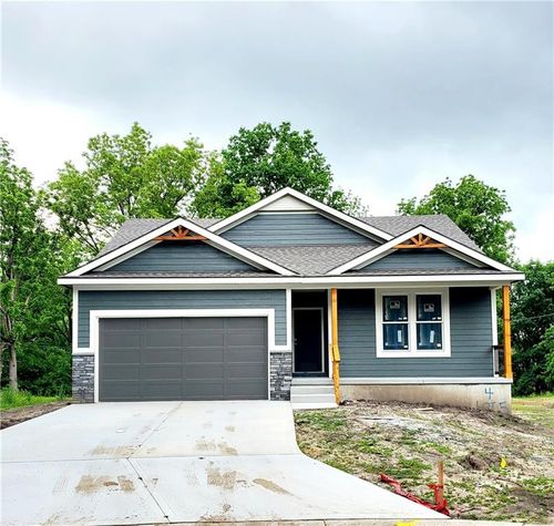 4 Highland Cir, Smithville, MO, 64089-8612 | Card Image