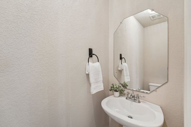 Dual Convenience – En-suite access and ample space make your morning routine a breeze. | Image 17