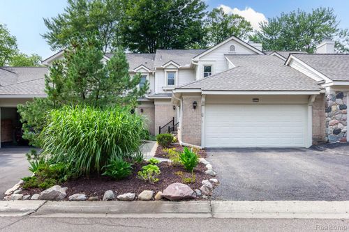 7671 Danbury Cir, West Bloomfield, MI, 48322-3569 | Card Image