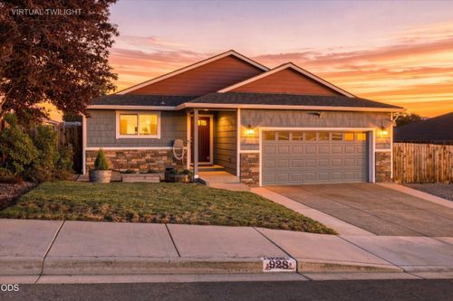 928 Stonewater Dr, Eagle Point, OR, 97524-9072 | Card Image